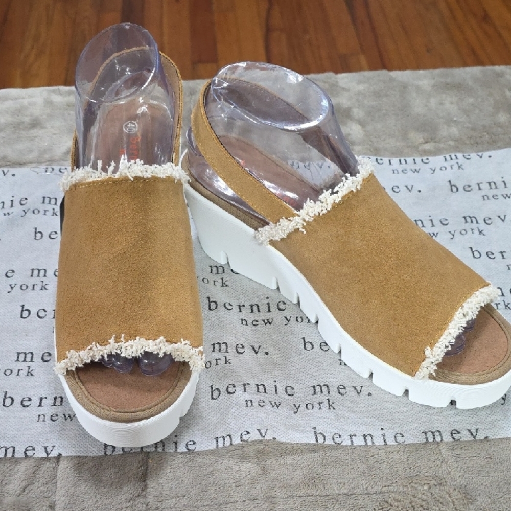 NEW Bernie Mev "Venti Fringe" Women's Platform Sandal Suedeish Carmal/White 40/9